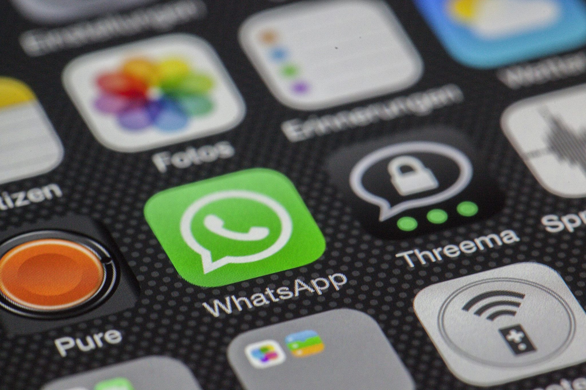 Mobiel telefoonscherm met WhatsApp-icoon als symbool voor digitale communicatie bij de gemeente Nunspeet