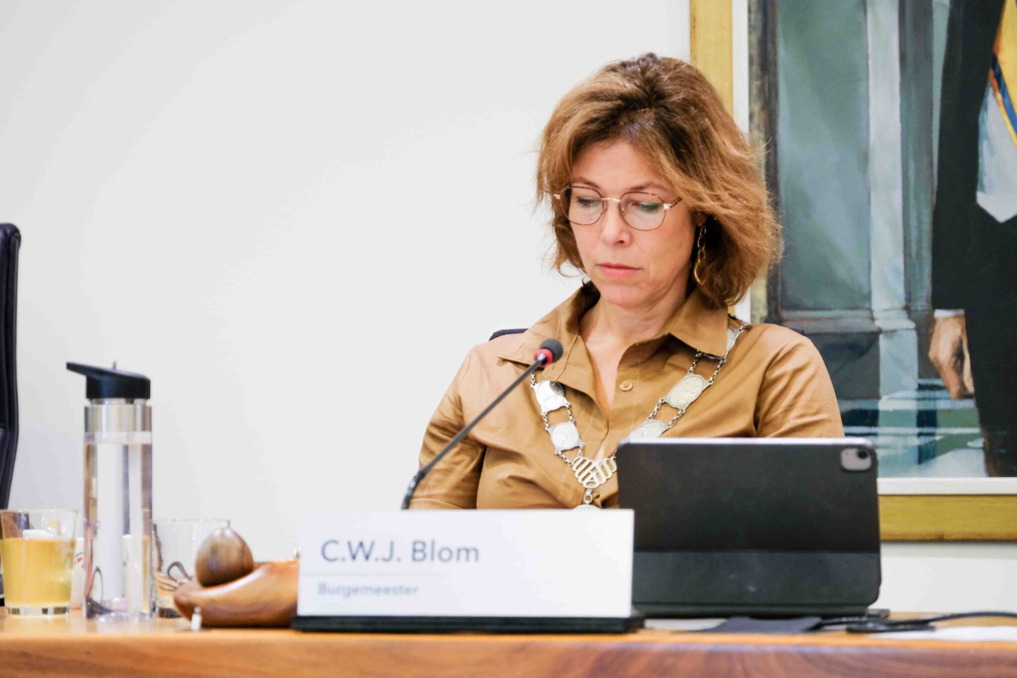Burgemeester C.W.J. Blom tijdens een eerdere raadsvergadering in Nunspeet, gebruikt ter illustratie bij berichtgeving over de bestuurlijke crisis rond de schorsing van burgerlid