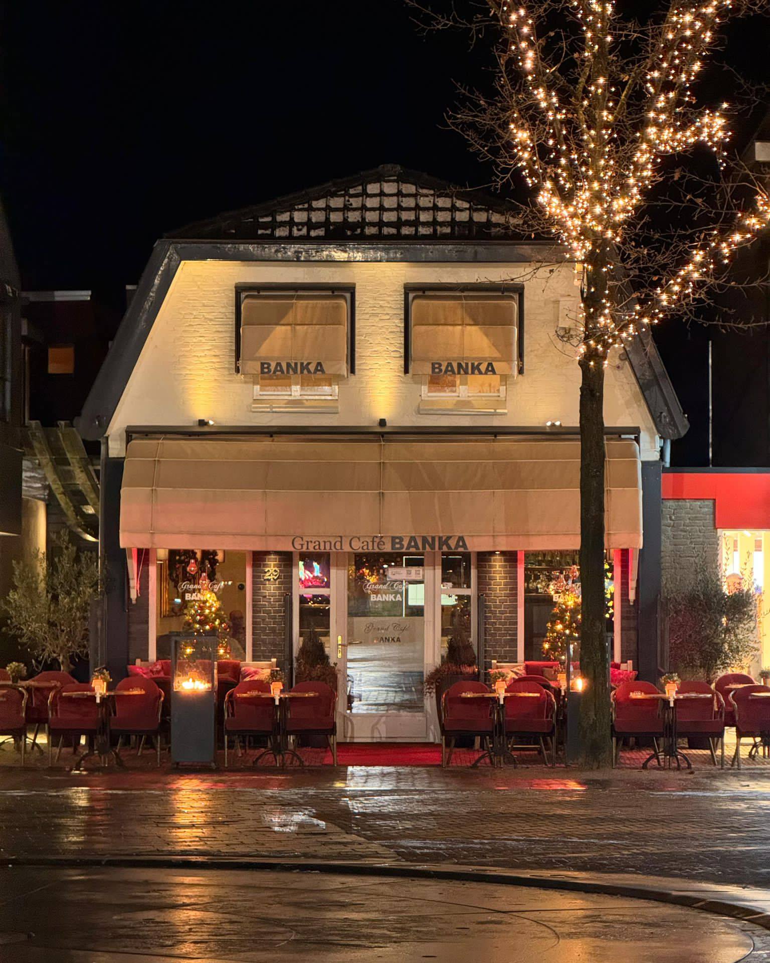 Gevel van Grand Café Banka in Nunspeet, waar plannen bestaan voor vijf appartementen boven het restaurant.