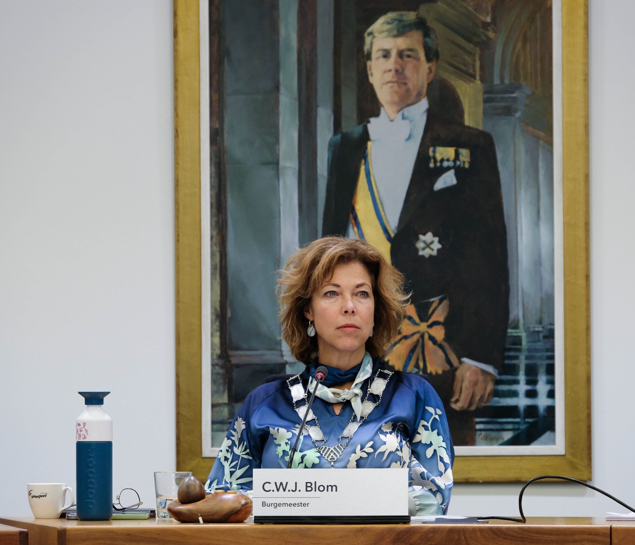 Burgemeester Céline Blom tijdens raadsvergadering in Nunspeet