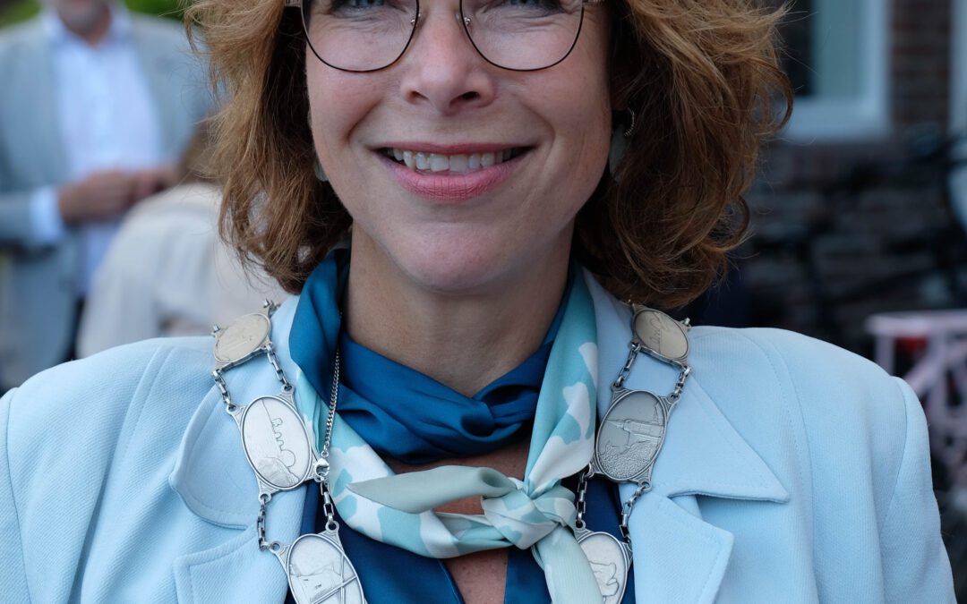 Burgemeester Blom verschuilt zich terwijl gronddeal Veelhorsterweg in duigen valt