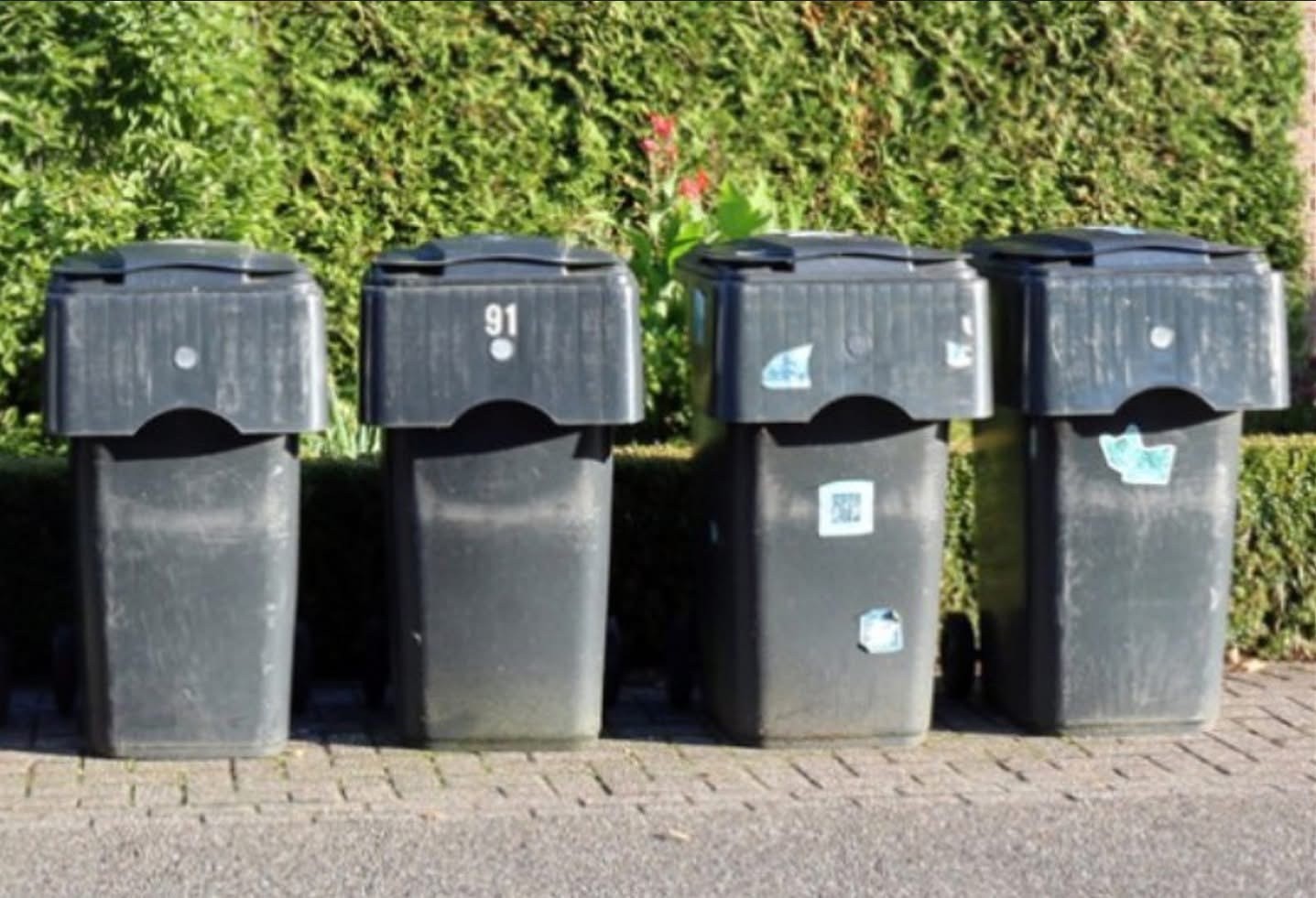 Grijze containers op straat in Elburg waar inwoners ervaring hebben met Diftar betalen per lediging