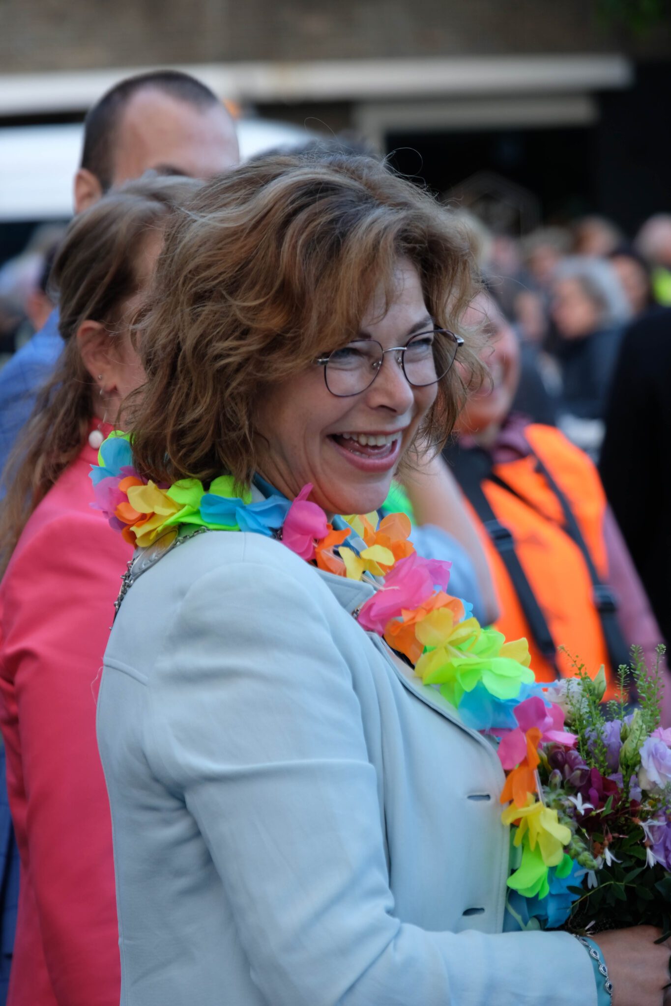 Burgemeester Céline Blom tijdens intocht wandelvierdaagse