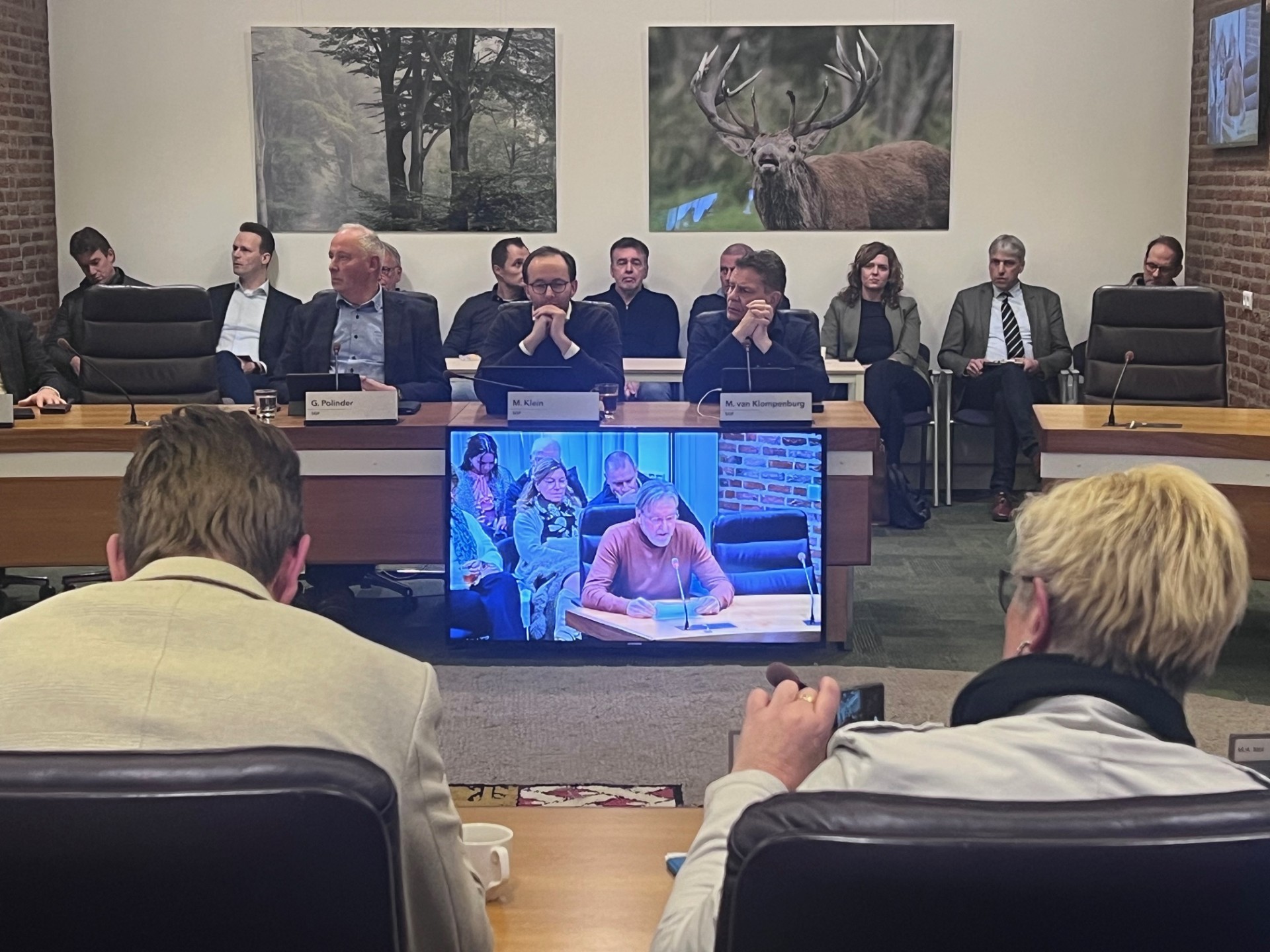 Jan Bakker spreekt in tijdens een beeldvormende vergadering van de gemeenteraad van Nunspeet