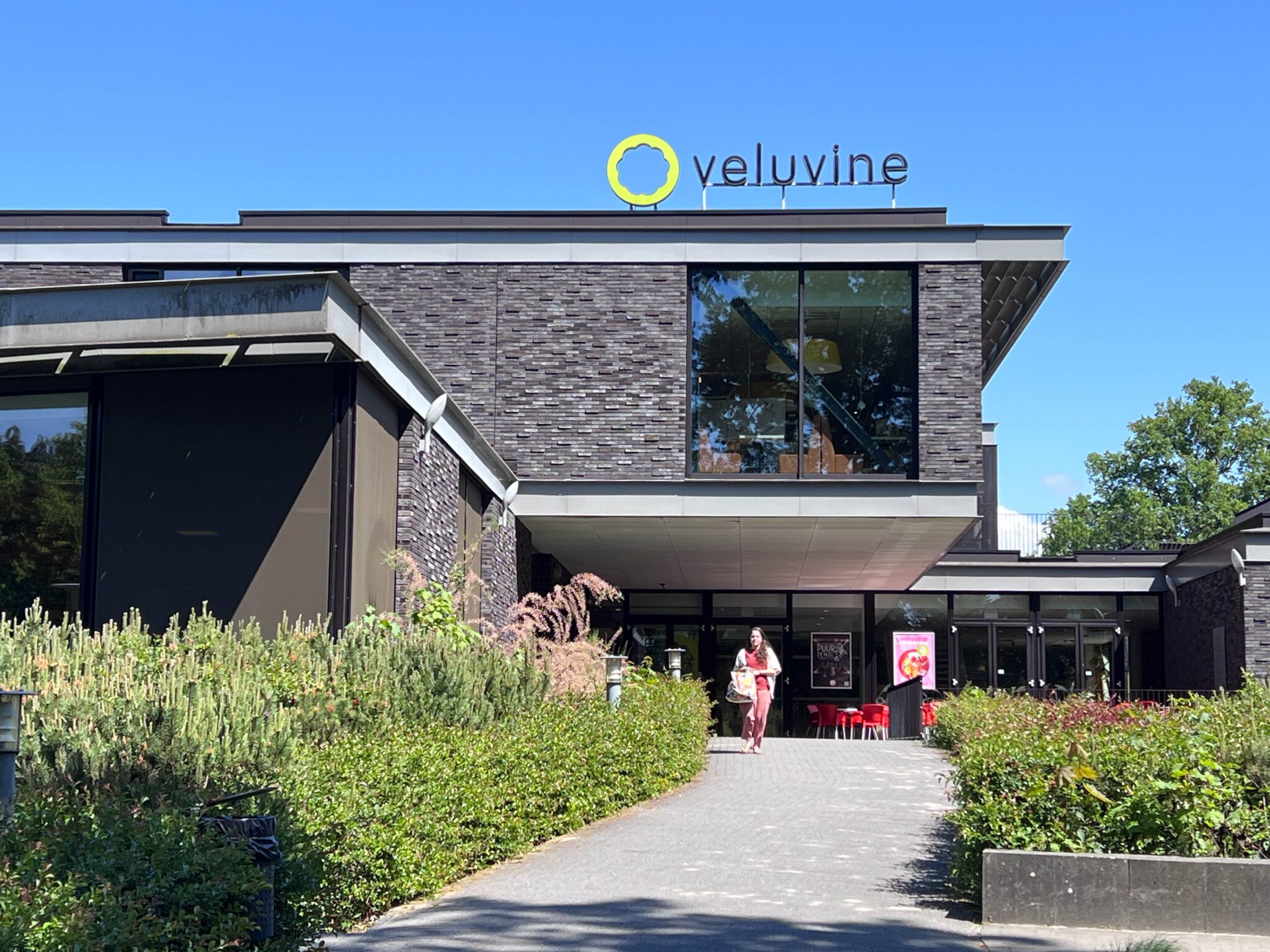 oorgevel van cultureel centrum Veluvine aan de F.A. Molijnlaan in Nunspeet