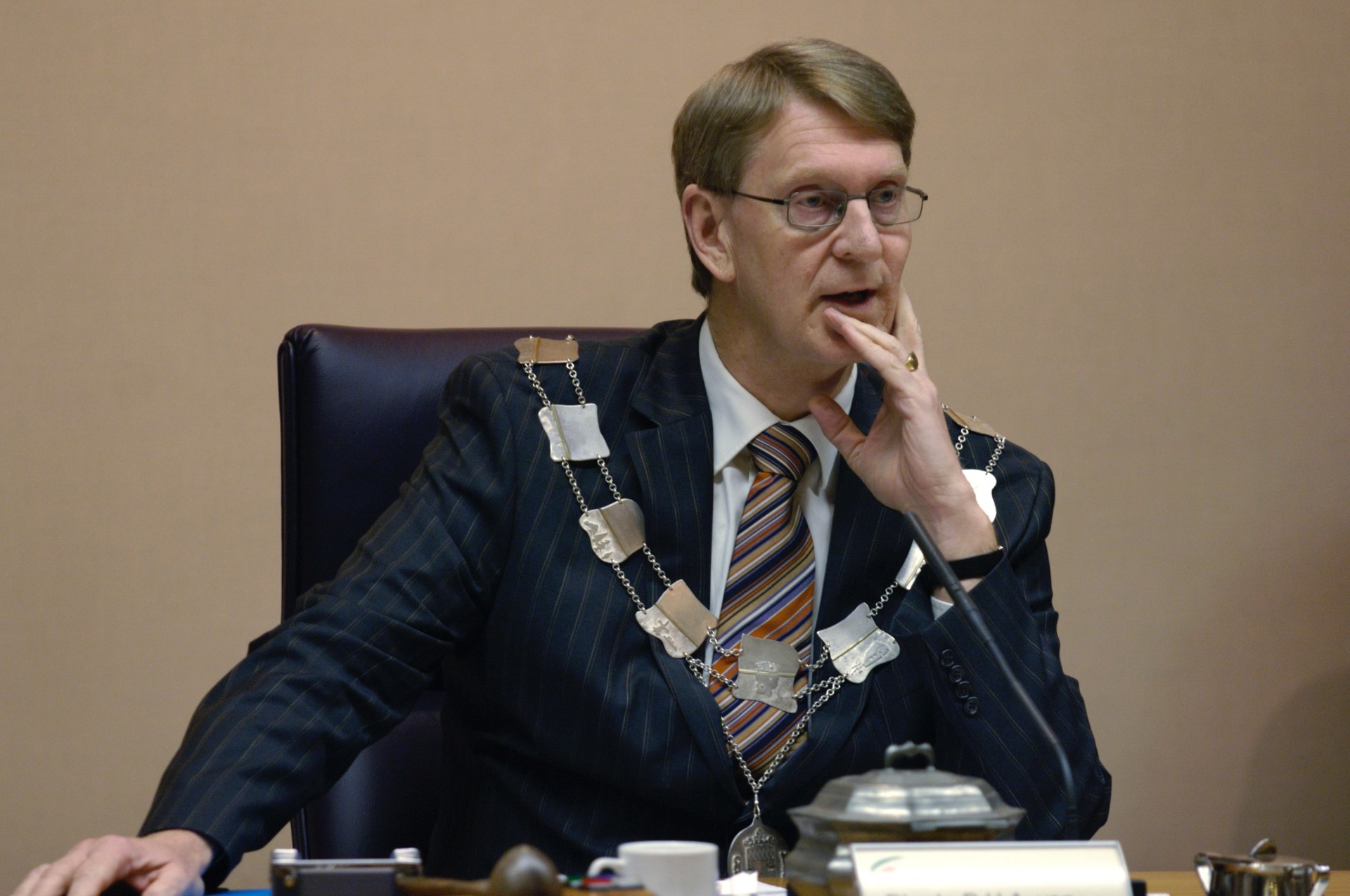 Voormalig burgemeester Dick van Hemmen spreekt zich uit over SGP en Gemeentebelang in Nunspeet