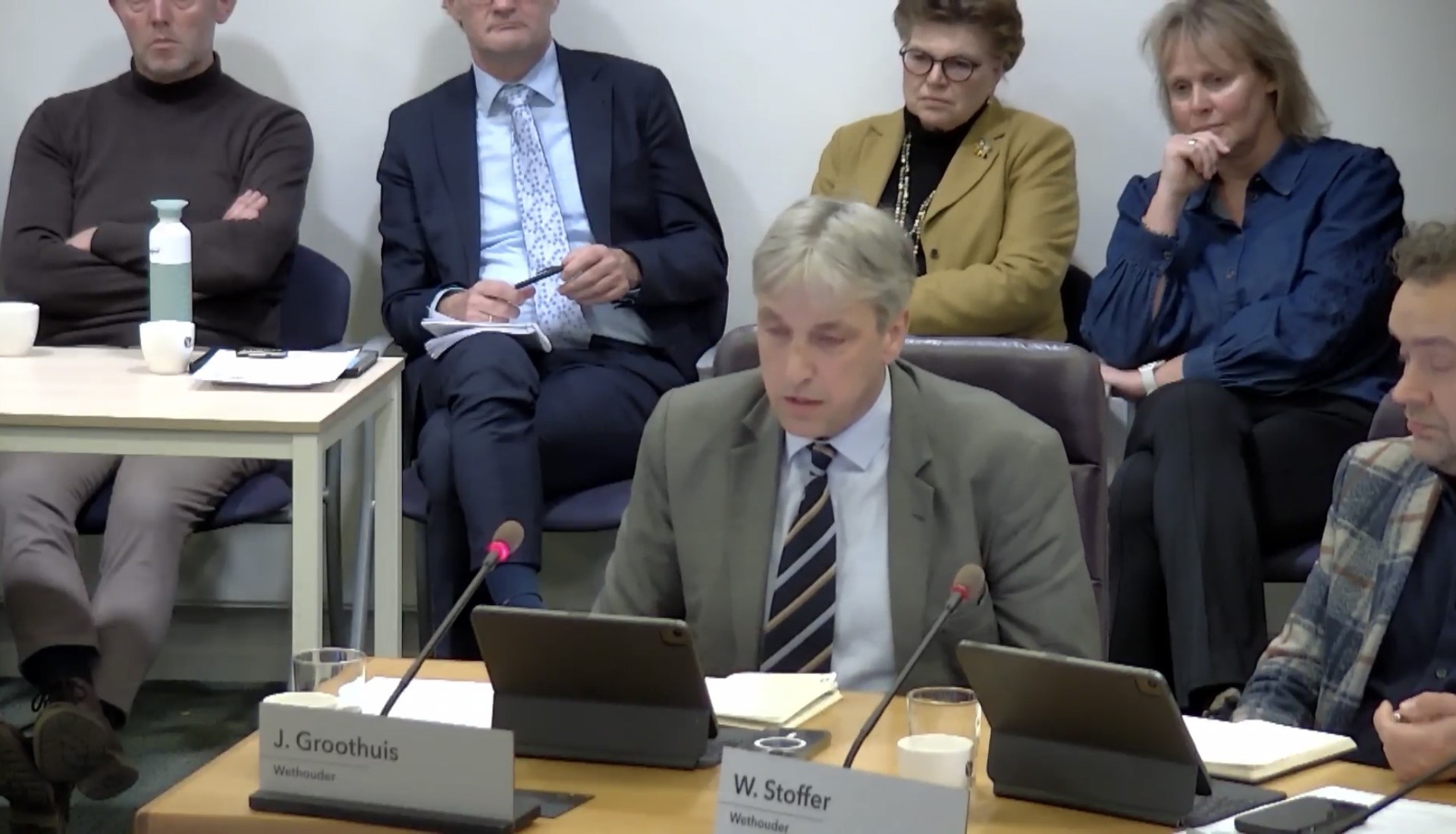 Wethouder Groothuis tijdens raadsvergadering over motie van treurnis