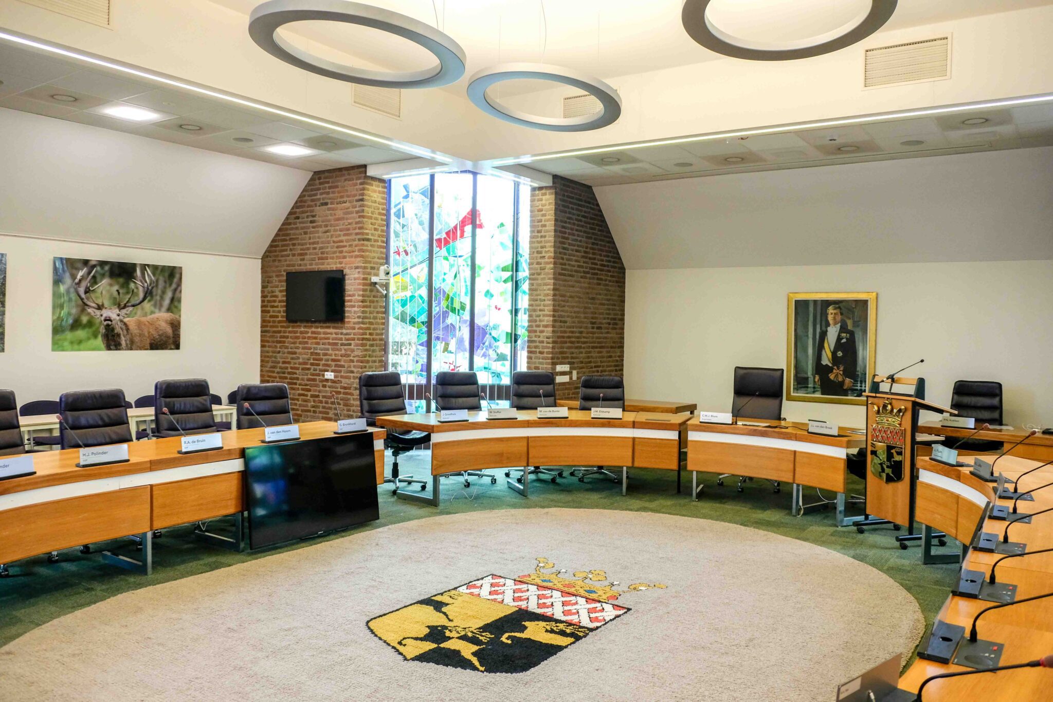 De raadszaal van de gemeente Nunspeet, klaar voor de eerste vergadering van de nieuw gekozen gemeenteraad.