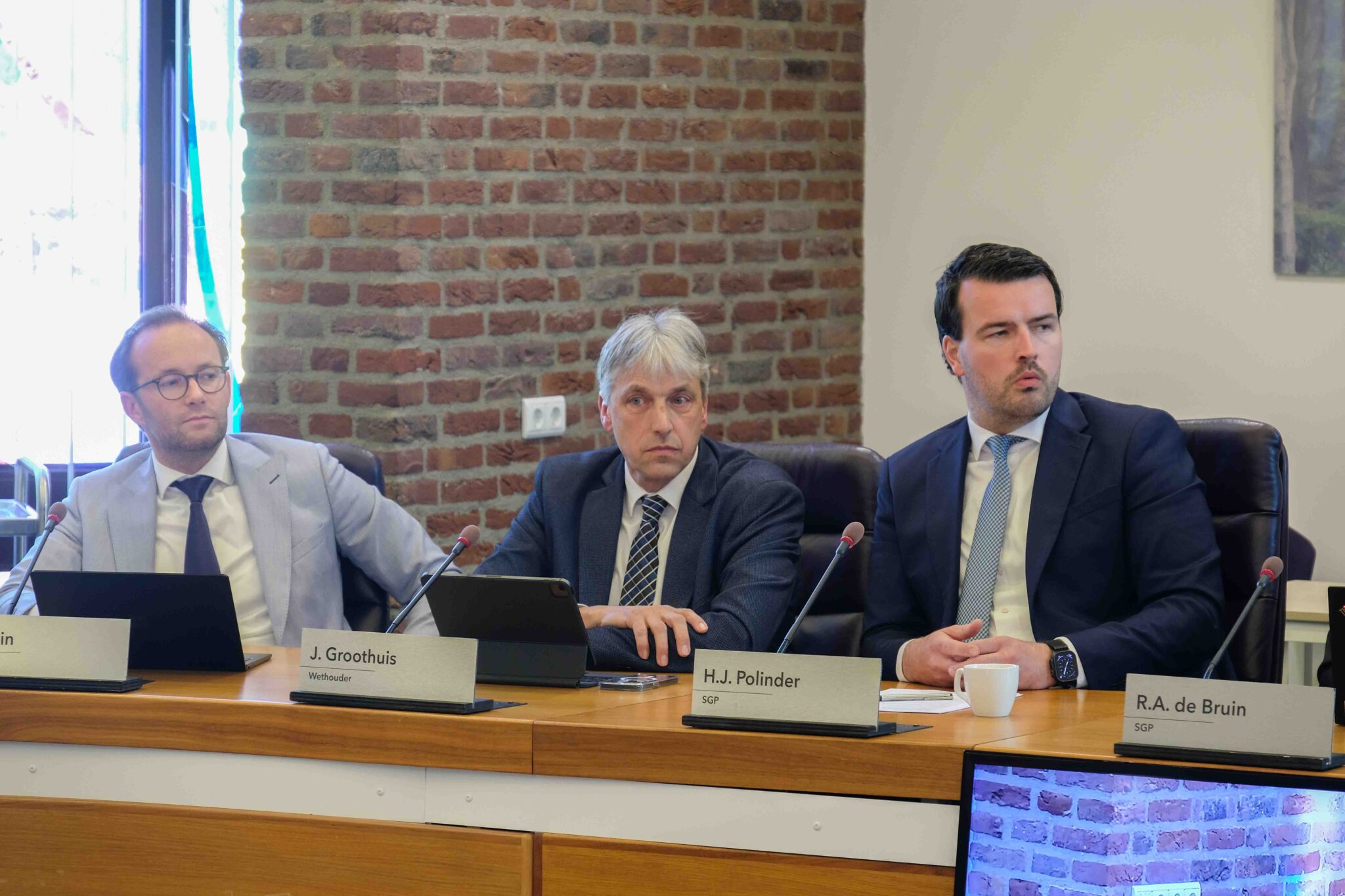 Wethouder J. Groothuis en SGP-fractievoorzitter H.J. Polinder tijdens de informele raadsvergadering in Nunspeet