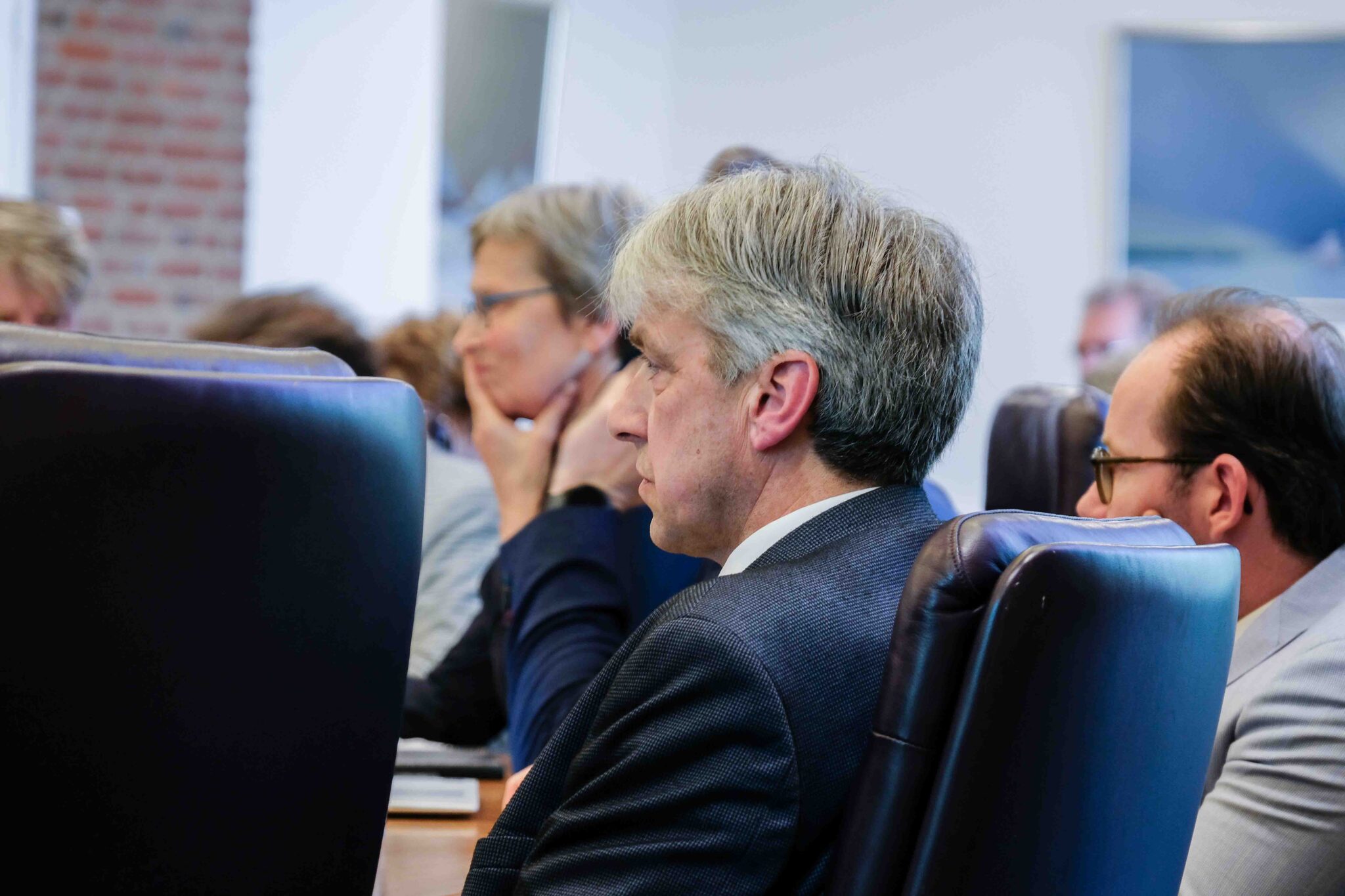Wethouder Jaap Groothuis tijdens informele raadsvergadering in Nunspeet Wethouder Jaap Groothuis van de SGP luistert tijdens de informele raadsvergadering in het gemeentehuis van Nunspeet