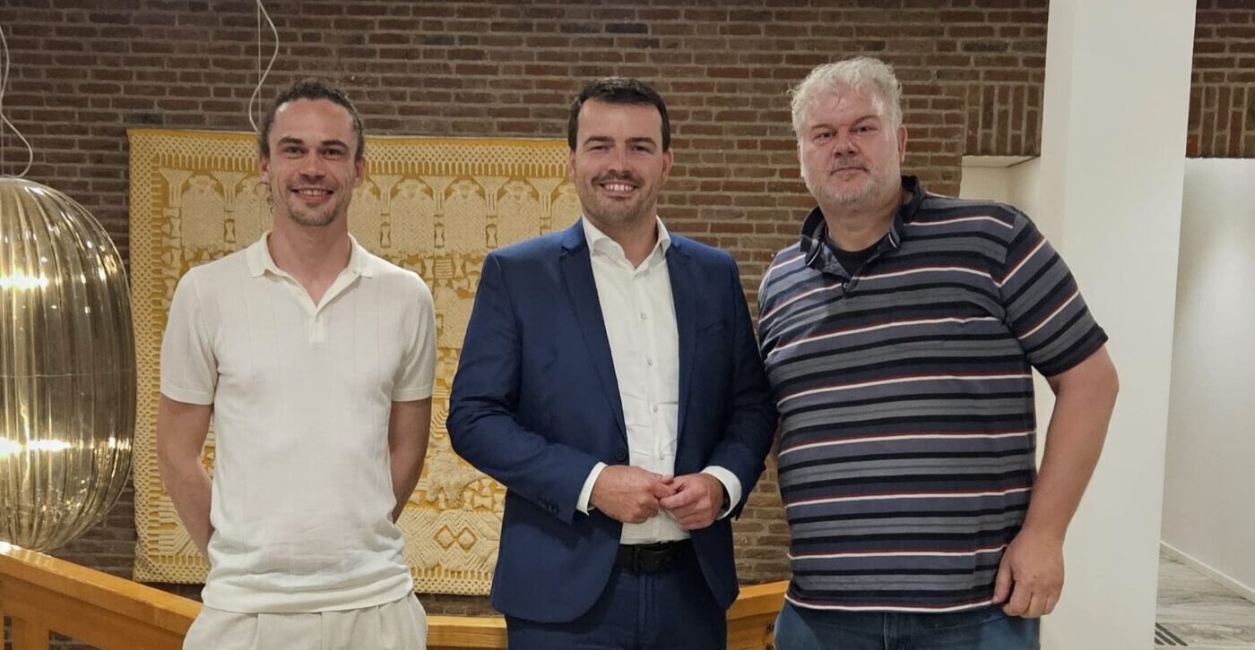 Harm Jan Polinder (SGP), Sander Klugt (VVD) en Steven de Rooij (Lux21) staan samen na de presentatie van hun alternatieve coalitievoorstel in Nunspeet Polinder, Klugt en De Rooij presenteren alternatieve coalitie Nunspeet
